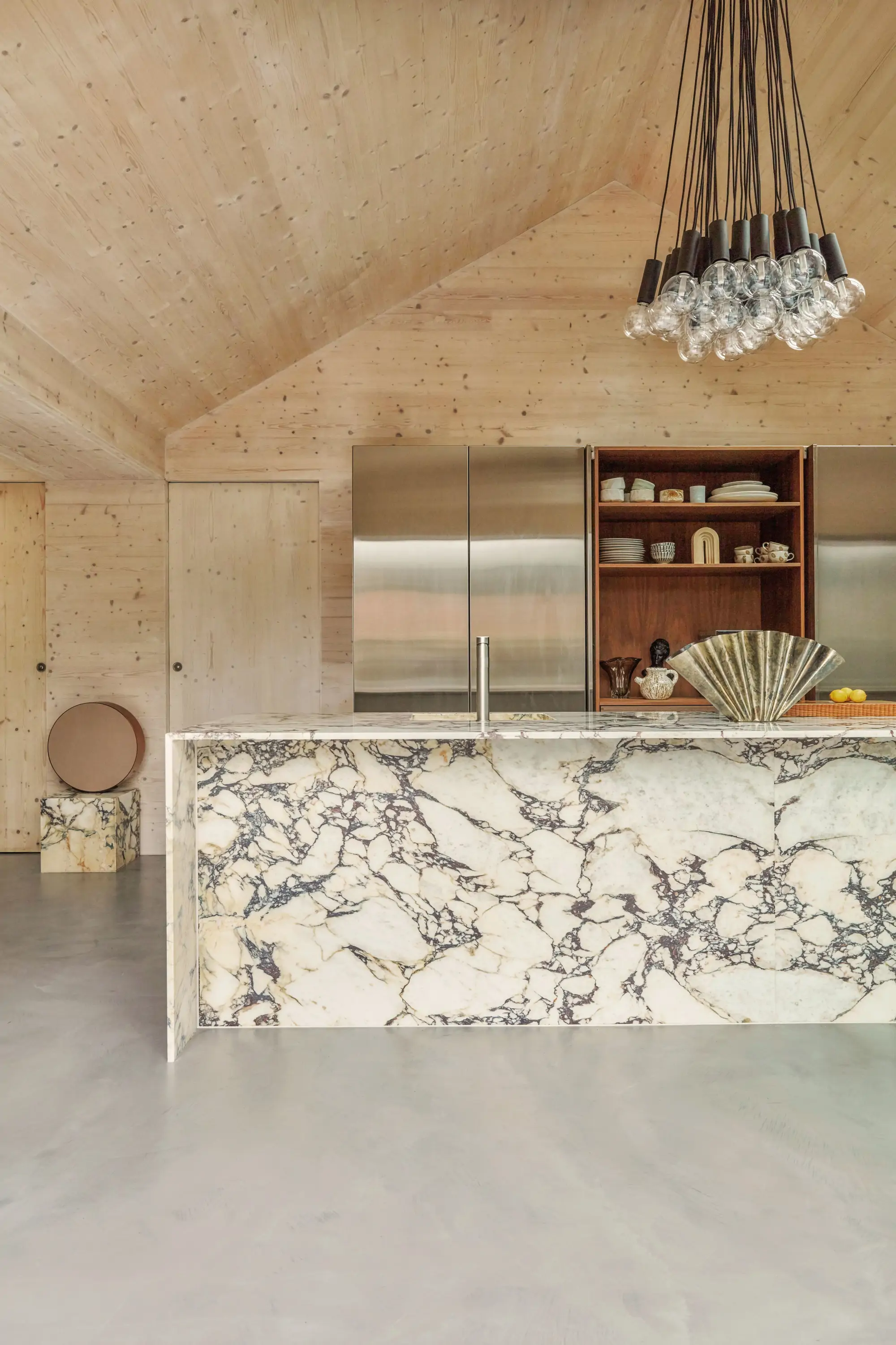 Cocina de madera con desayunador e isla de mármol