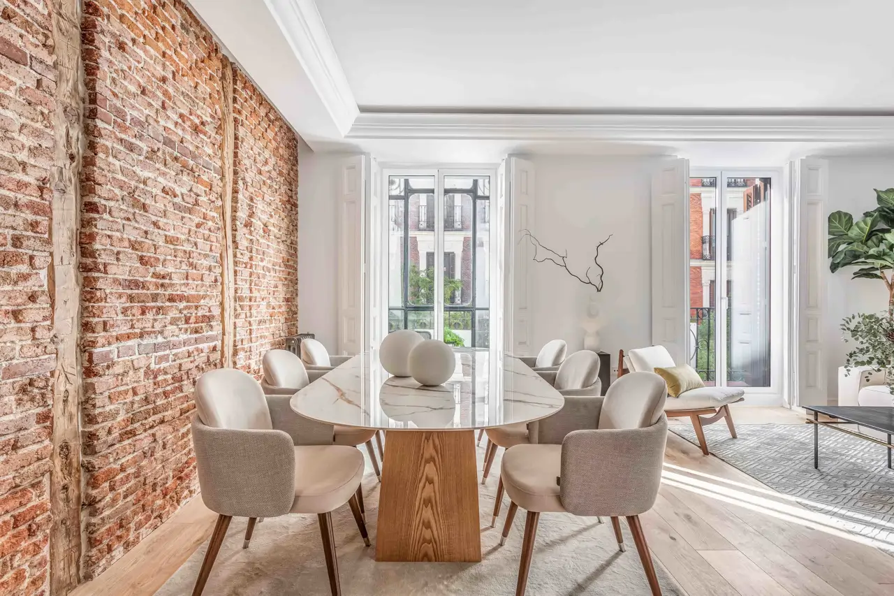Comedor decorado con tonos neutros en un piso en Jorge Juan, Madrid. Home staging: Paula Mataix 