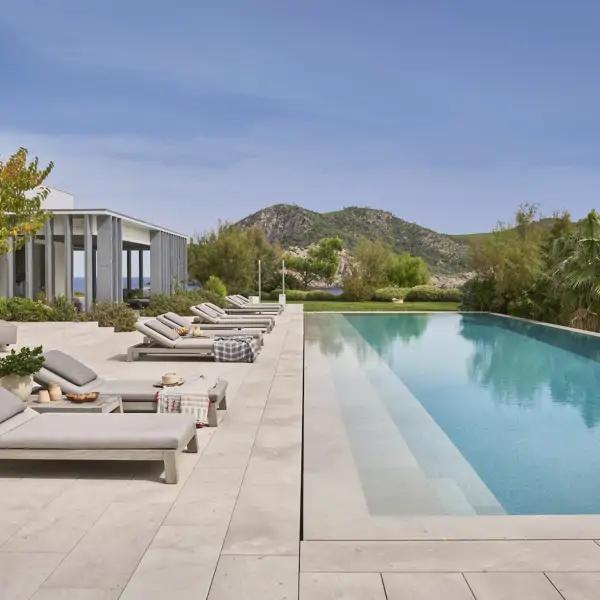 Estas casas tienen unas piscinas de autor de las que no querríamos salir en todo el verano
