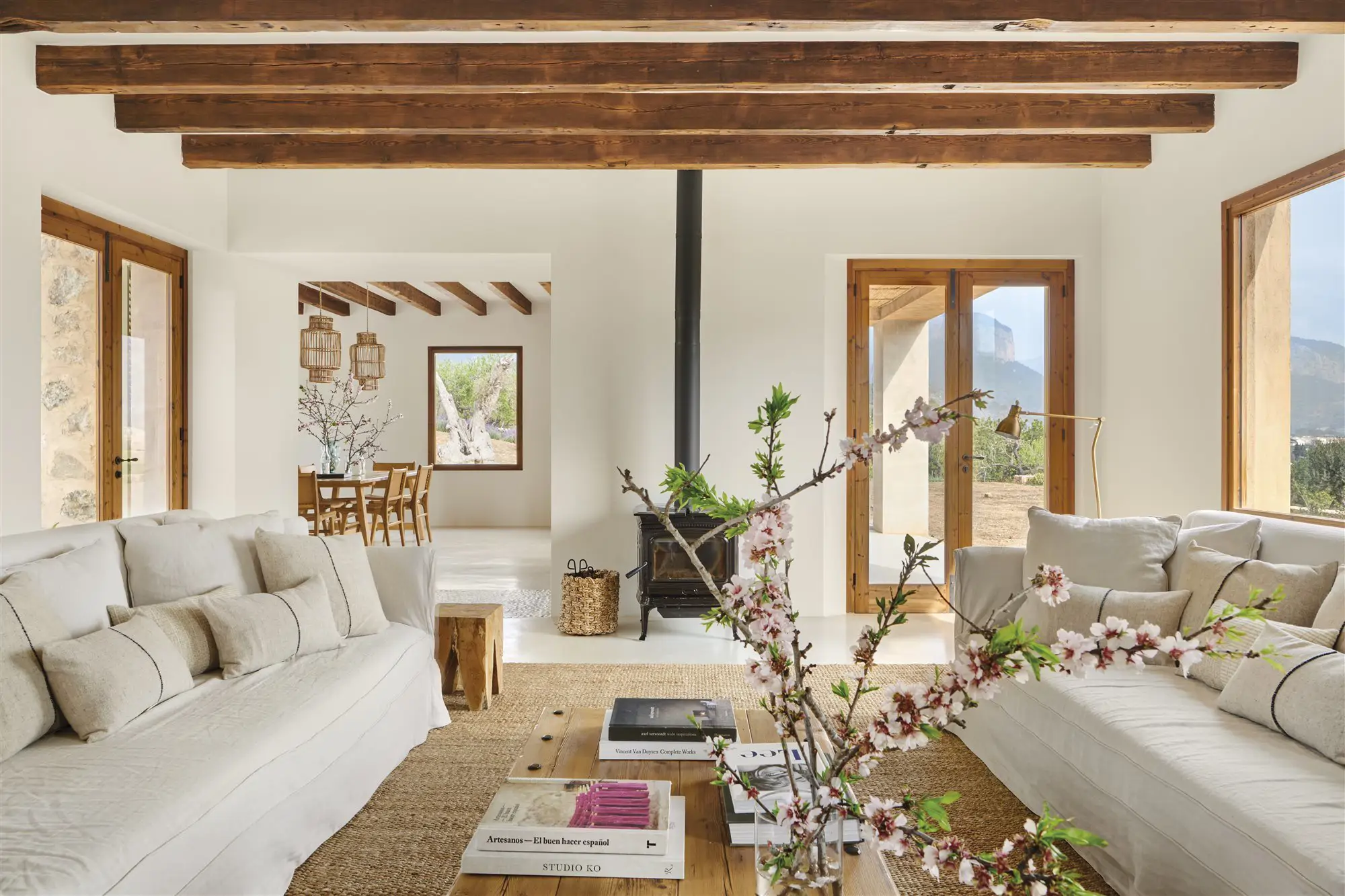 Casa mallorquina de Montis Sastre con interiorismo de Jorge Bibiloni Studio.
