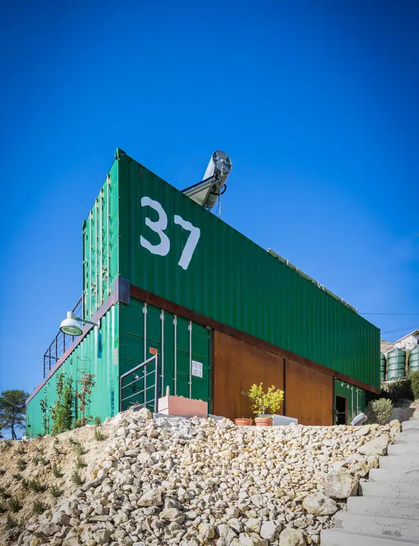Esta casa en Barcelona se construyó con contenedores reciclados: "Aunque la gente no lo crea, cuestan más que las casas tradicionales"