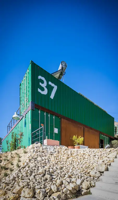 Esta casa en Barcelona se construyó con contenedores reciclados: "Aunque la gente no lo crea, cuestan más que las casas tradicionales"