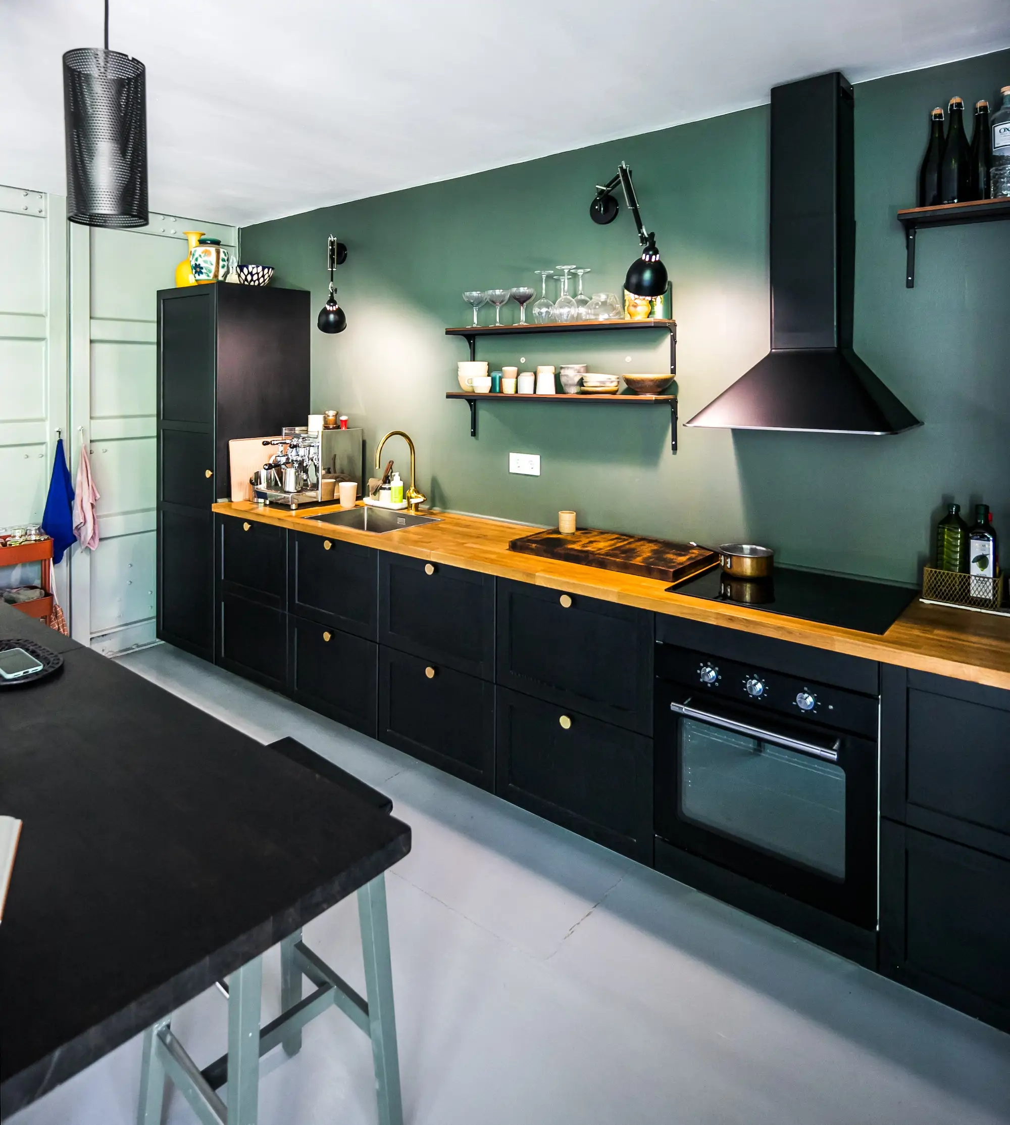 cocina en negro y verde