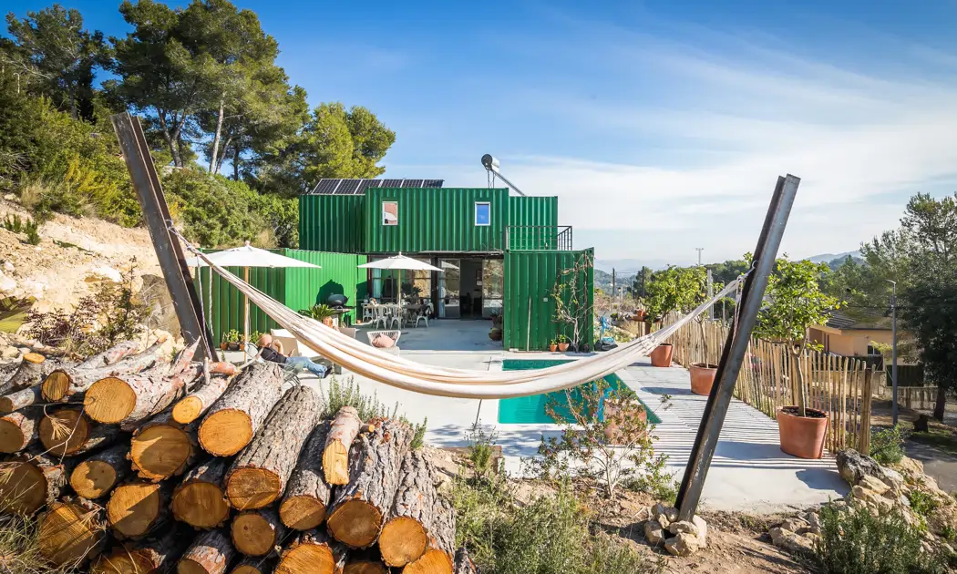 Esta casa en Barcelona se construyó con contenedores reciclados: "Aunque la gente no lo crea, cuestan más que las casas tradicionales"