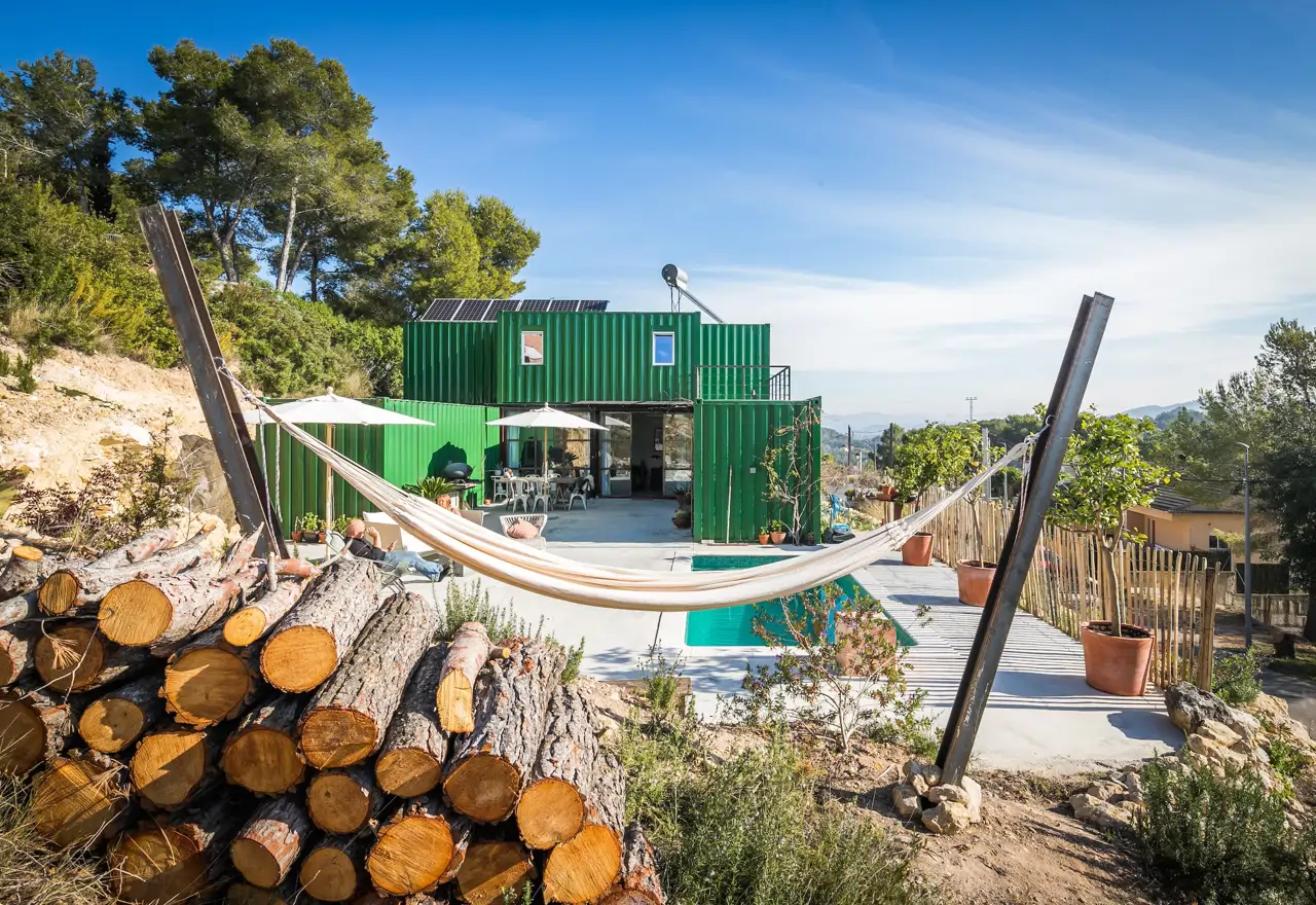Esta casa en Barcelona se construyó con contenedores reciclados: "Aunque la gente no lo crea, cuestan más que las casas tradicionales"