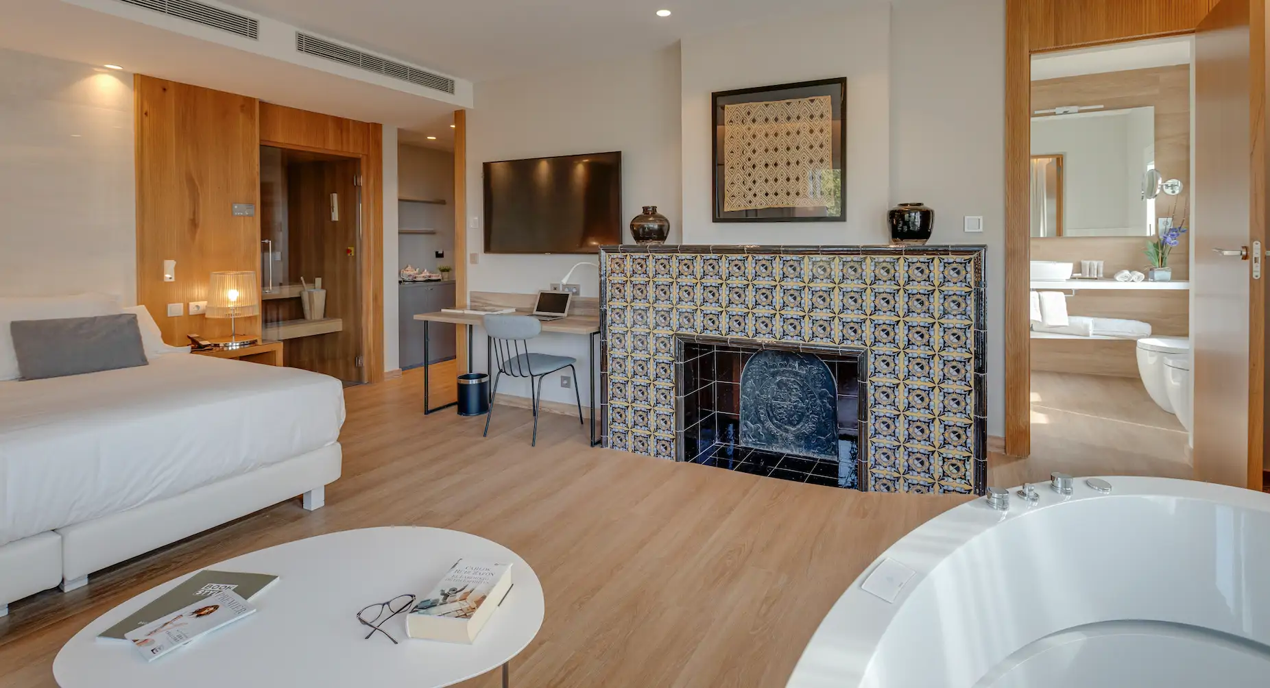 La integración del baño en la habitación debe hacerse con cuidado y manteniendo la privacidad