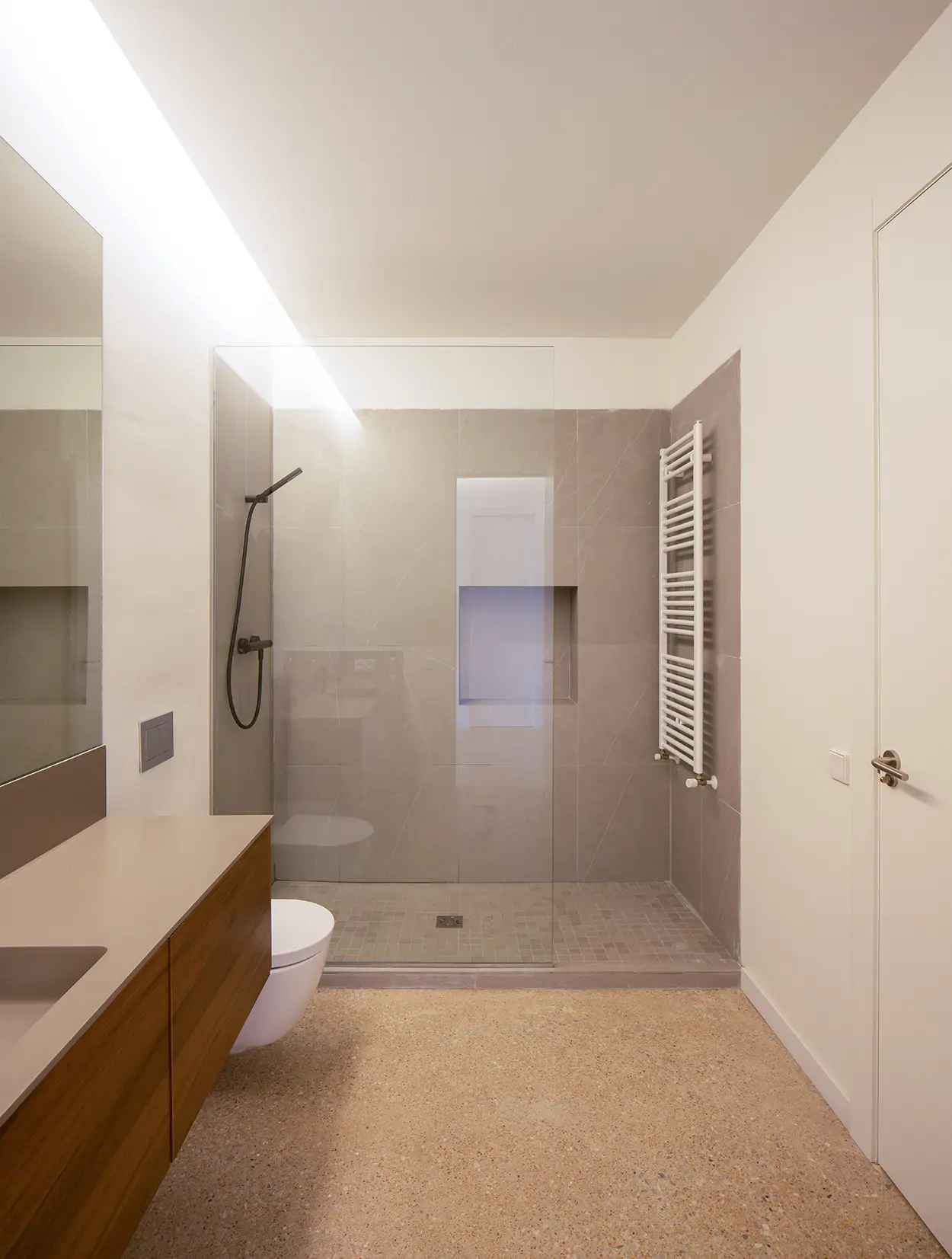 Baño renovado en gris en la zona baja de la vivienda.