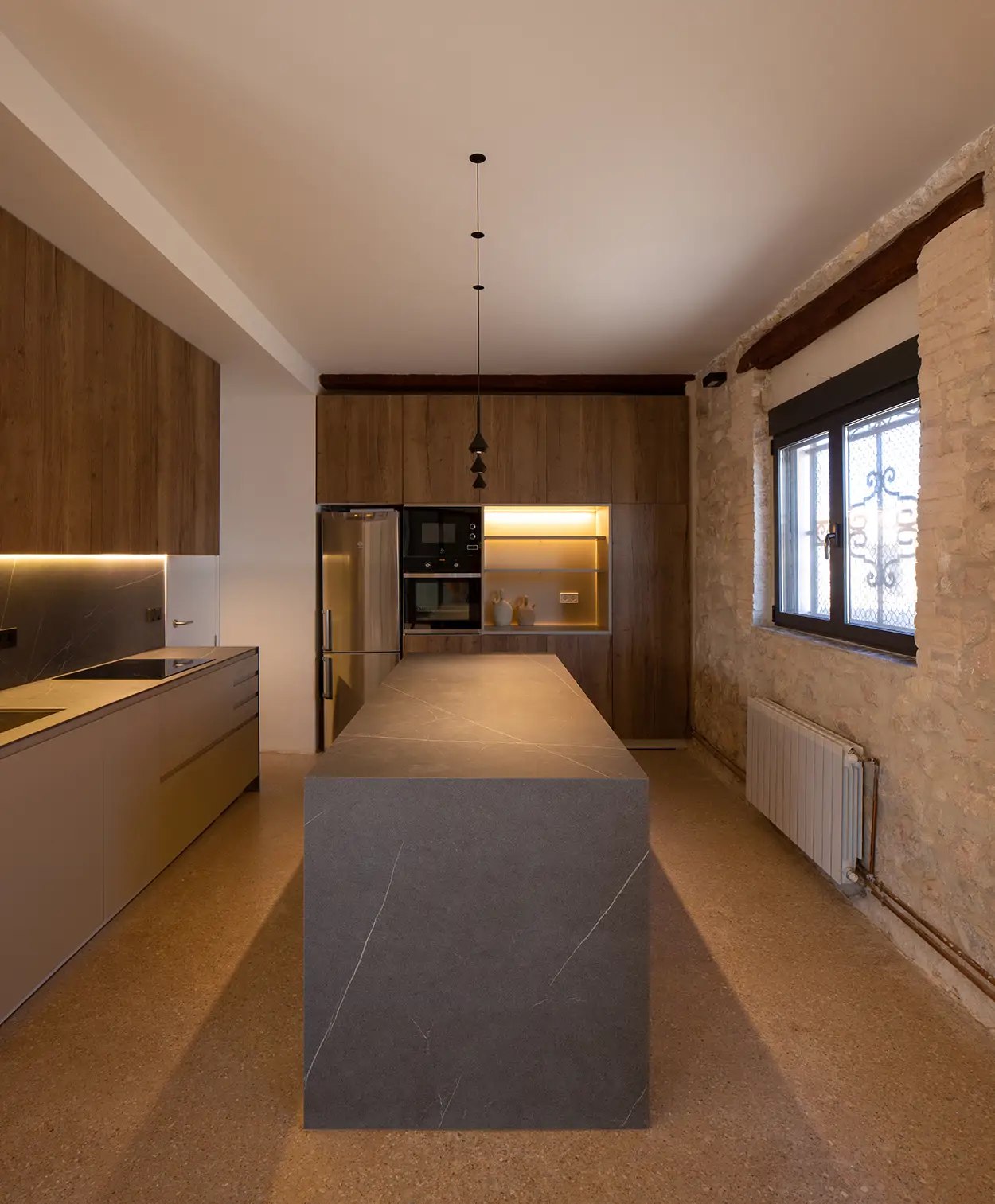 Cocina con isla en la parte baja de la vivienda.