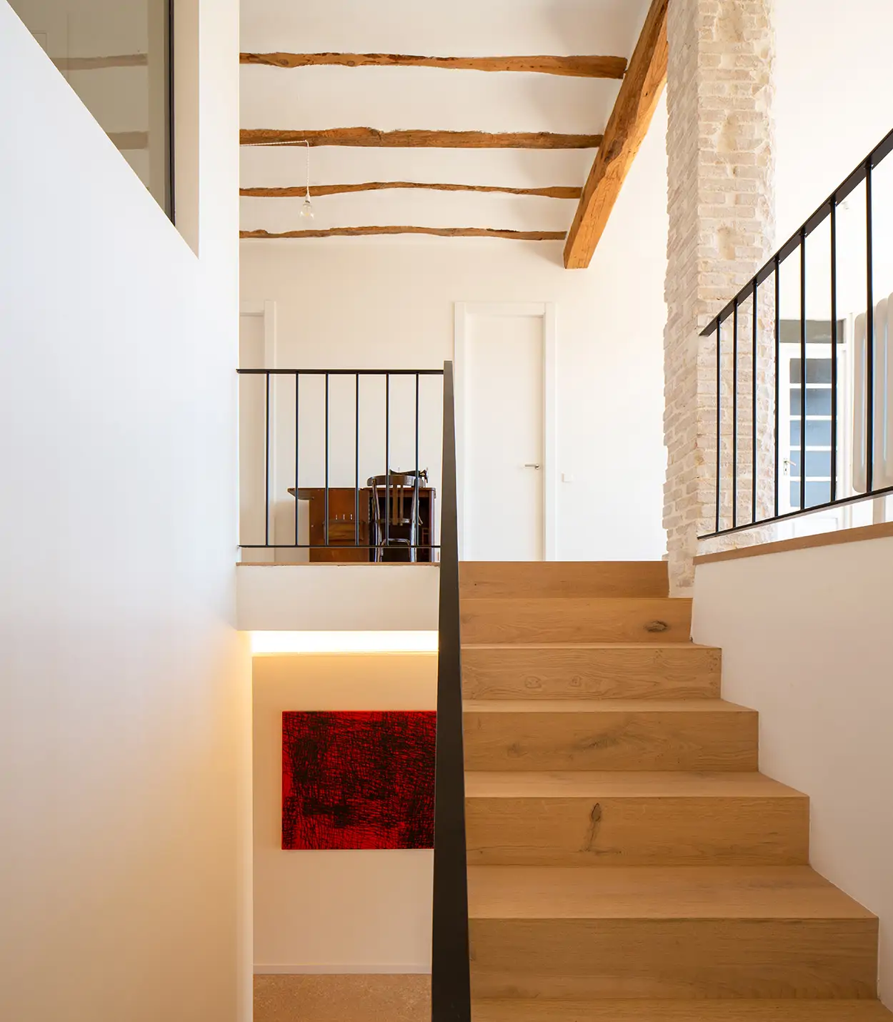 Escalera de acceso a las dos plantas de la vivienda.