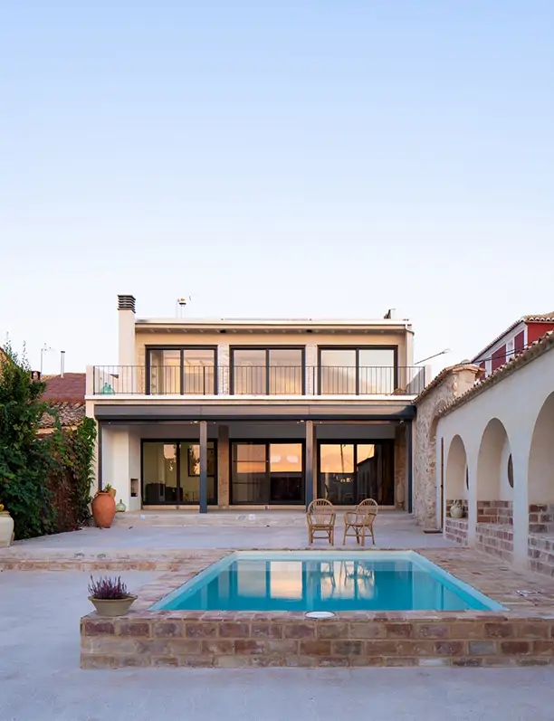 Un arquitecto recupera su antigua casa familiar y conserva la terraza con vistas a los viñedos en honor a su abuelo