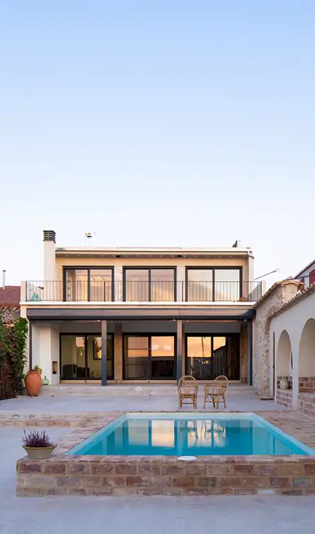 Un arquitecto recupera su antigua casa familiar y conserva la terraza con vistas a los viñedos en honor a su abuelo