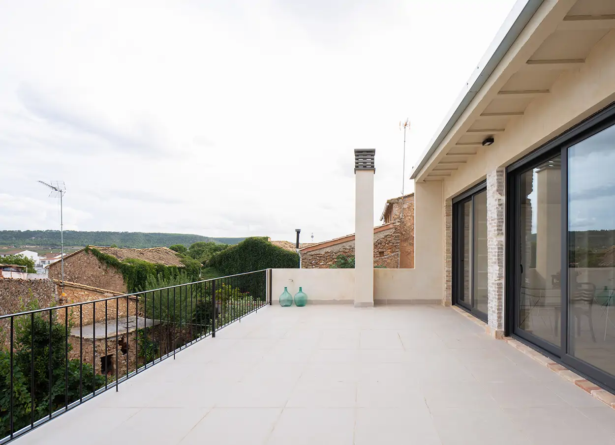 Terraza exterior en la zona alta de la vivienda.