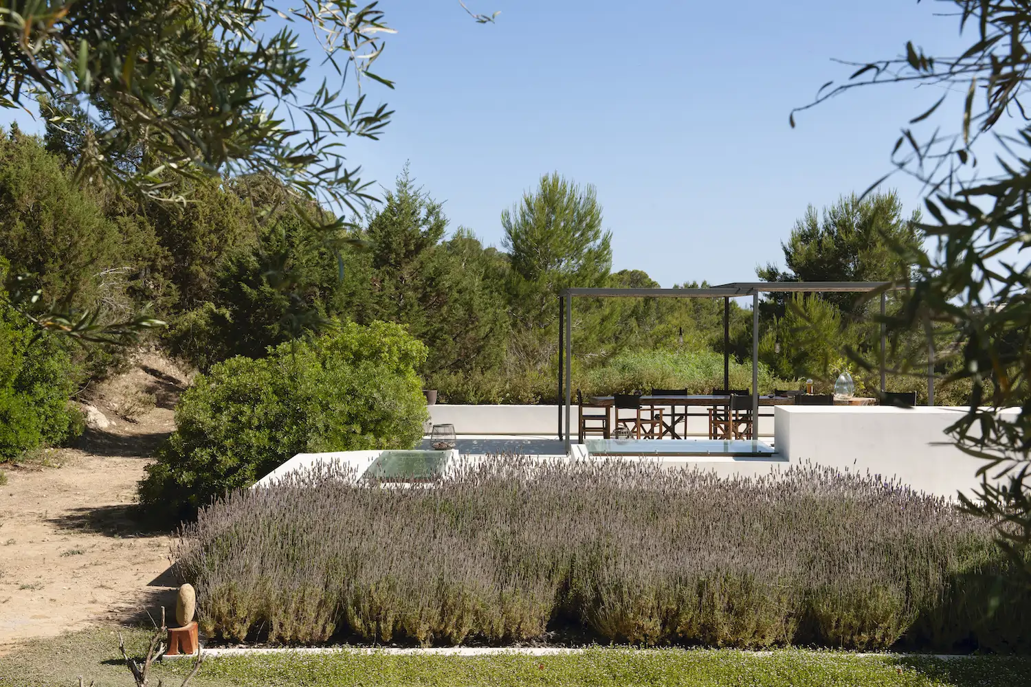 Jardin de una casa moderna con decoracion mediterranea con lavanda