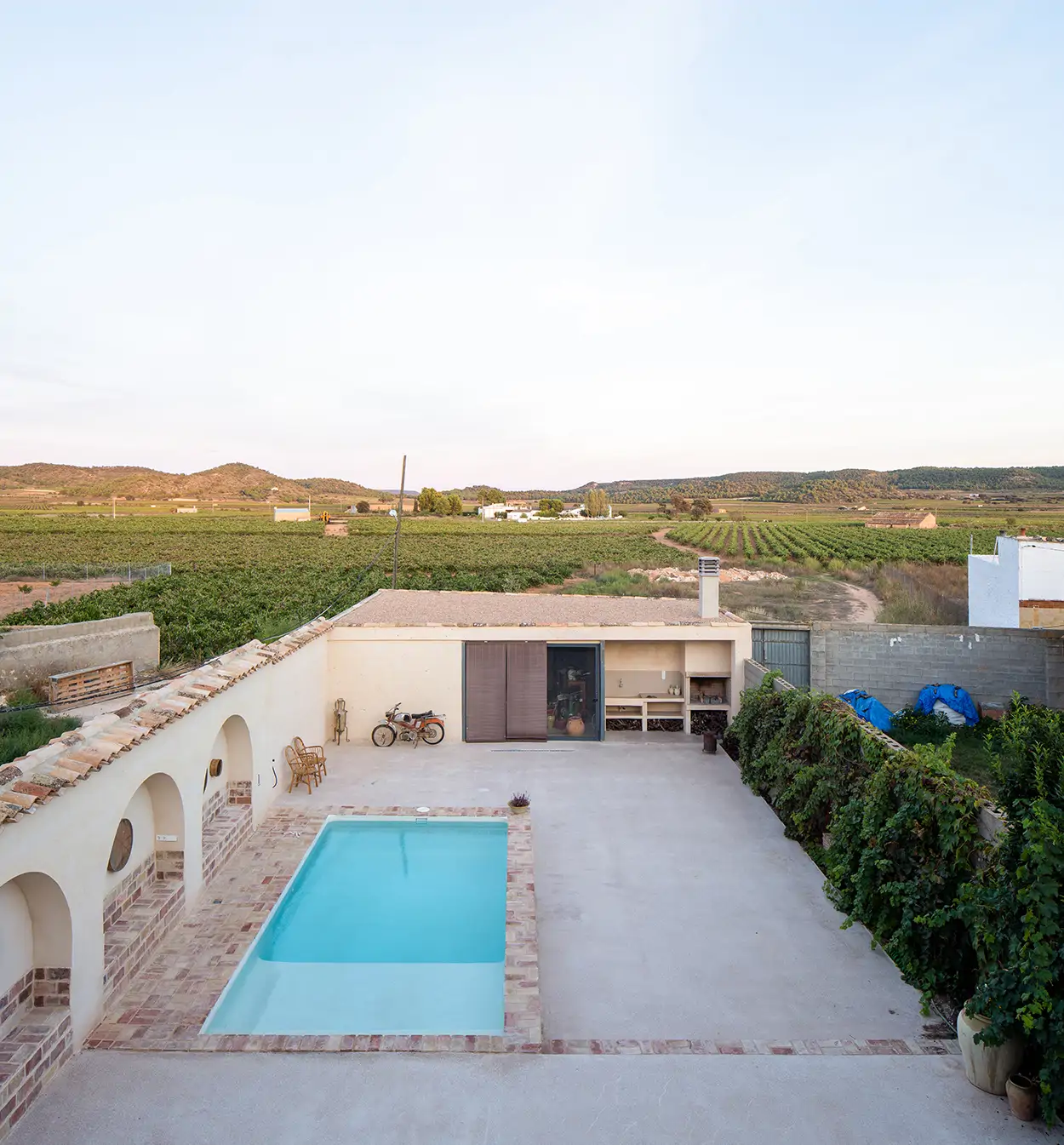 Vistas a los viñedos desde la terraza de la vivienda.