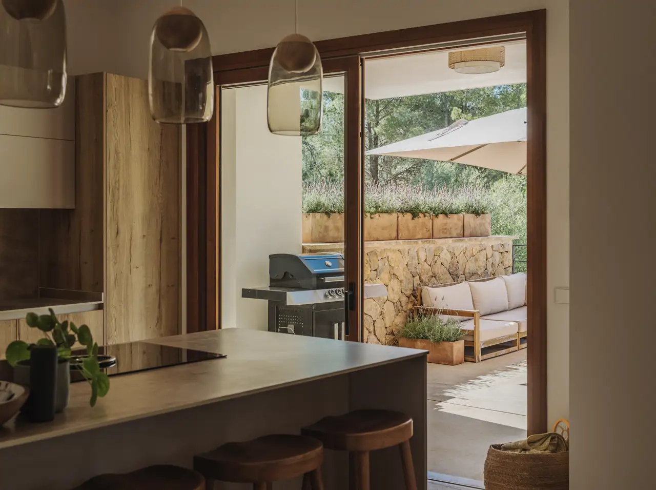 Cocina abierta a terraza de una casa en Mallorca. Proyecto: Jaime Salvá
