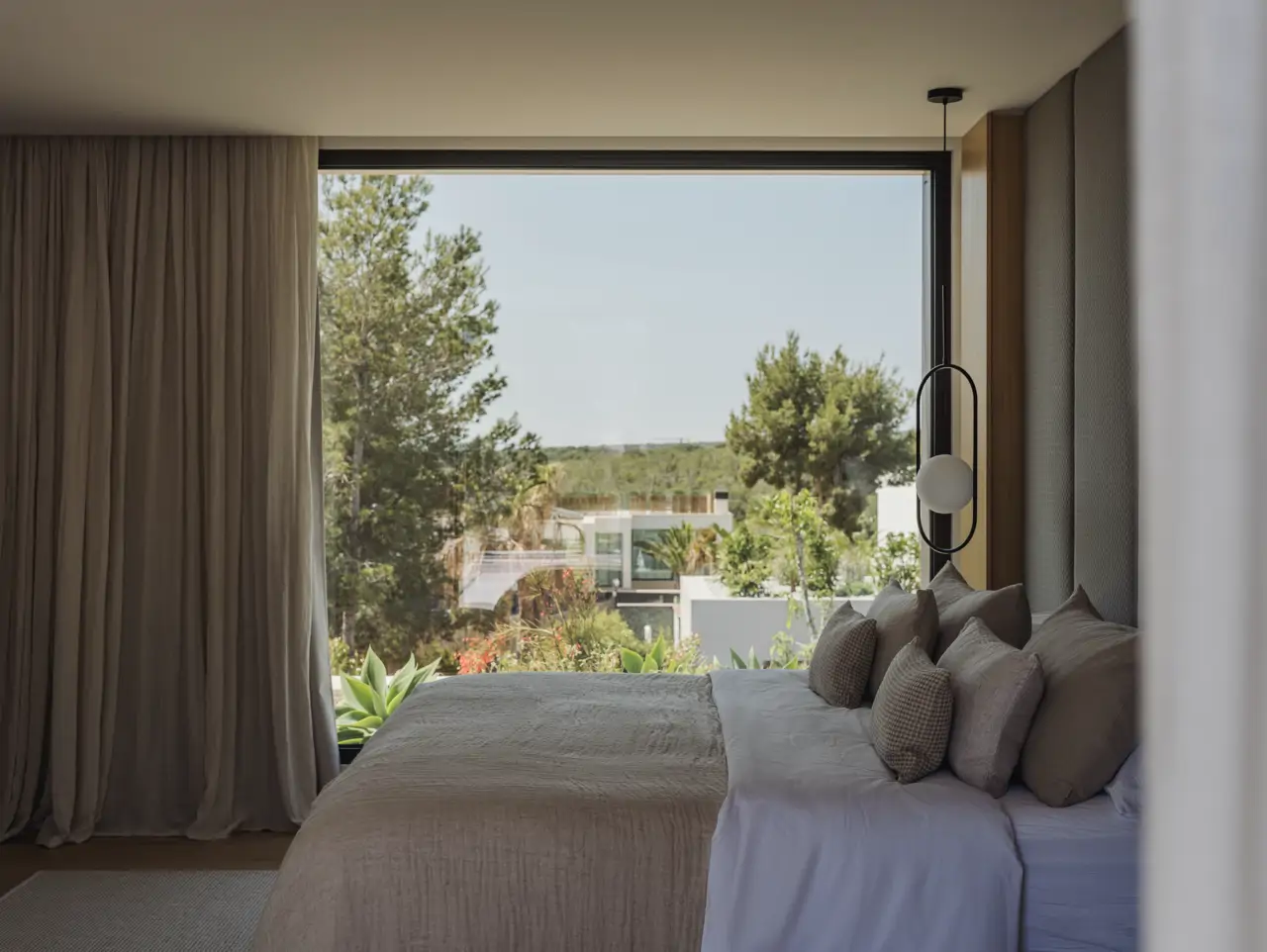 Dormitorio estilo neutro y natural en una vivienda en Mallorca. Proyecto: Jaime Salvá