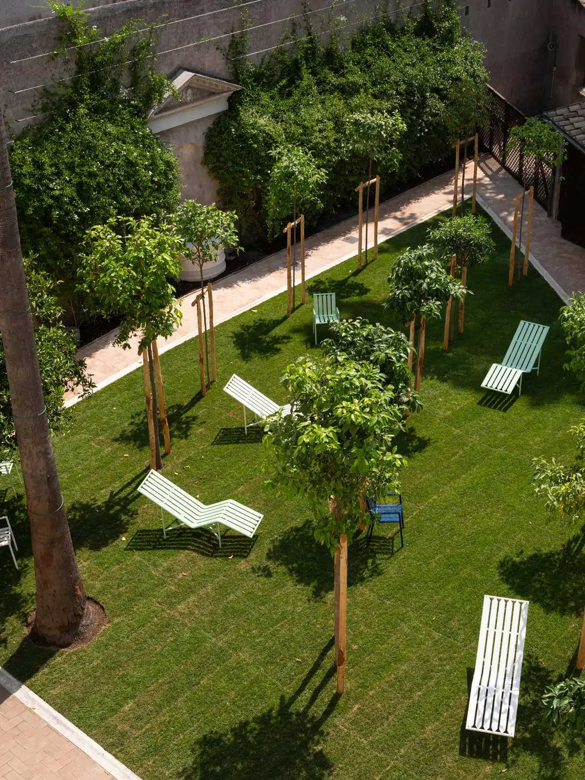 Jardines de Villa Médici decorados con piezas de Tectona.
