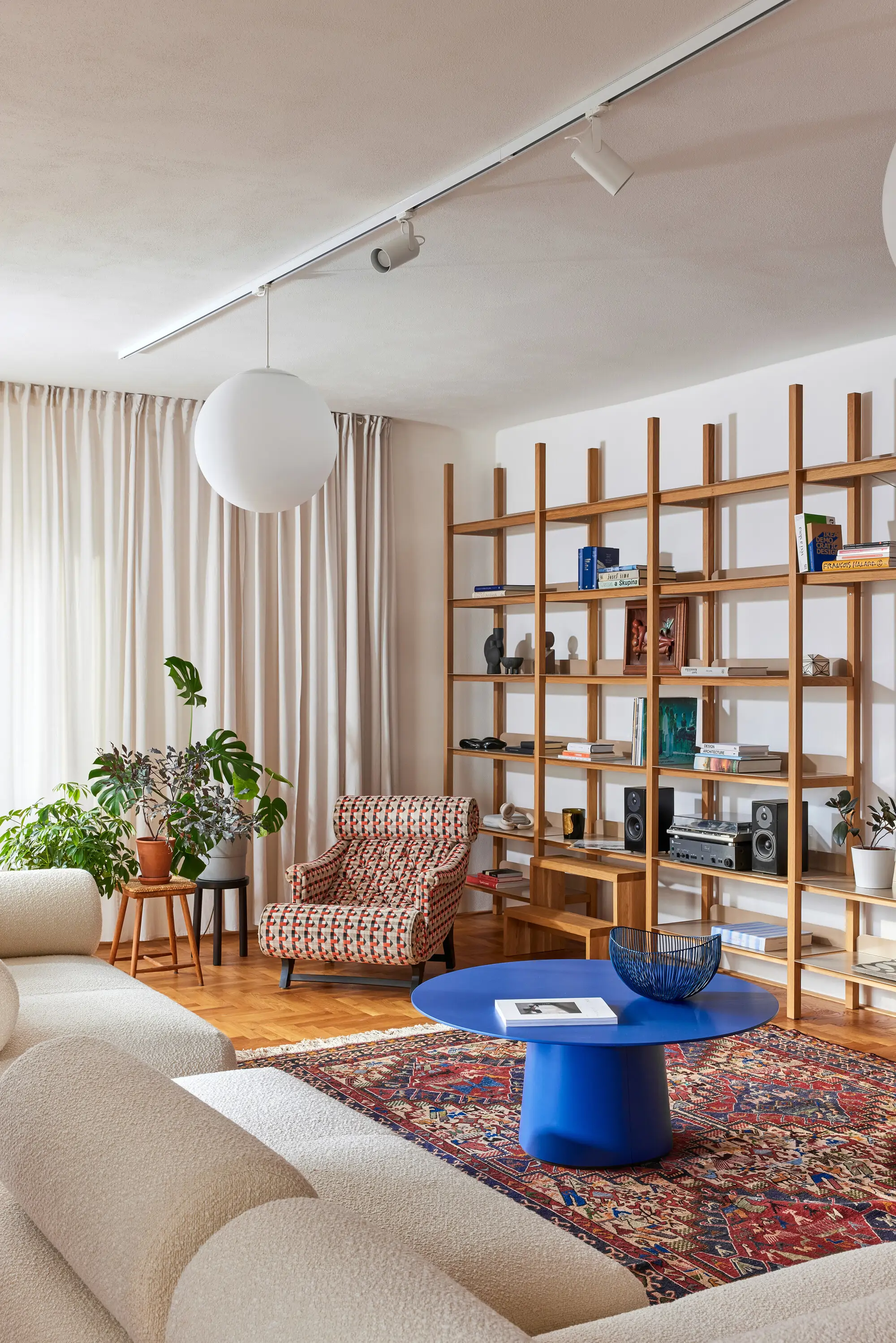 salo´n con estanteri´a madera casa repu´blica checa