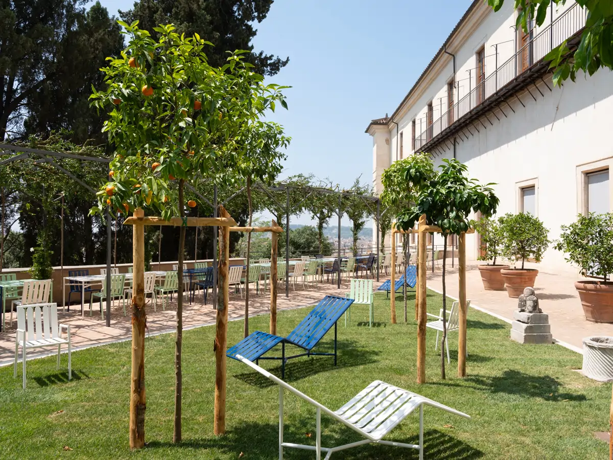 Vista exterior de la emblemática Villa Médici en Roma con la nueva colección de Tectona.