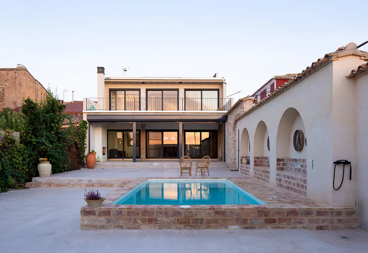Un arquitecto recupera su antigua casa familiar y conserva la terraza con vistas a los viñedos en honor a su abuelo