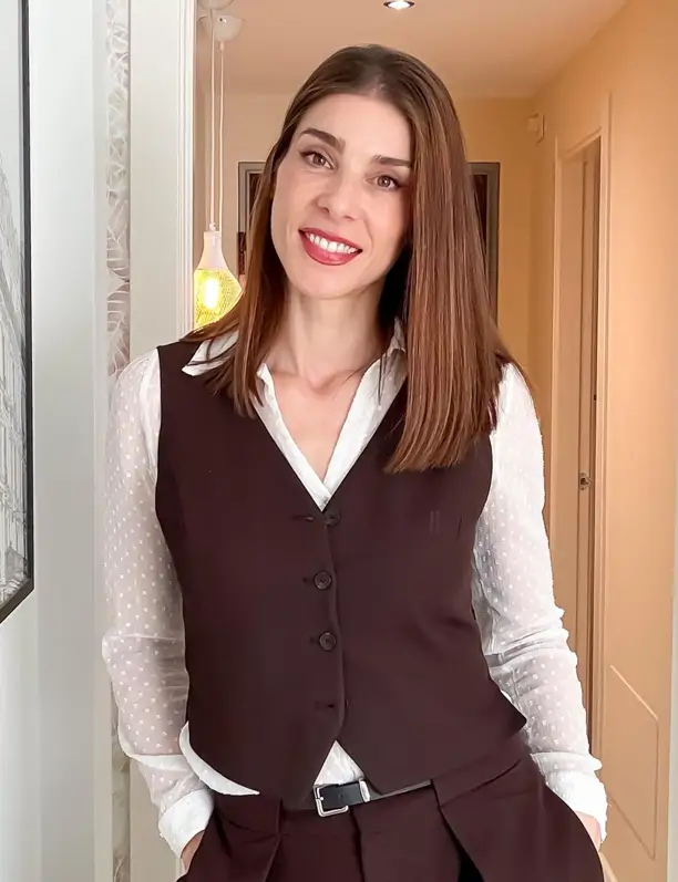 Miriam Gómez, arquitecta técnica: "Si tienes el sofá pegado a la pared, deja 20 cm a cada lado para que no se vea encajado"