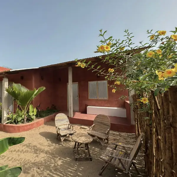 Esta casa de 25 m2 sigue la estructura tradicional de los grupos étnicos de Senegal y consigue mucha luz y ventilación