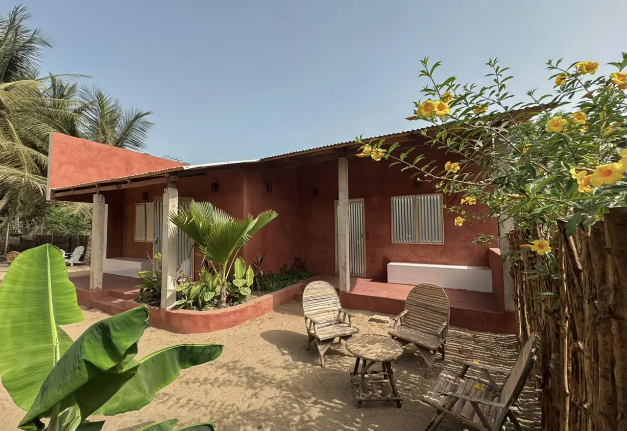 Esta casa de 25 m2 sigue la estructura tradicional de los grupos étnicos de Senegal y consigue mucha luz y ventilación