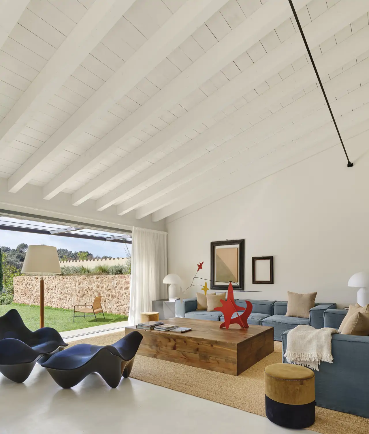 Salón con sofá y sillón a juego