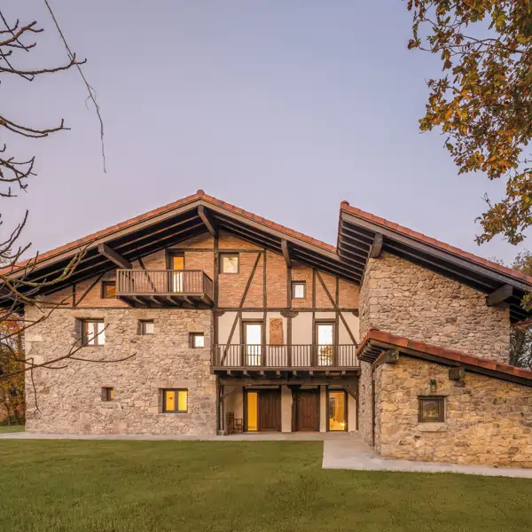Este "baserri" en Vizcaya construido en 1574 se ha reformado en una casa de vacaciones para una pareja de 50 años