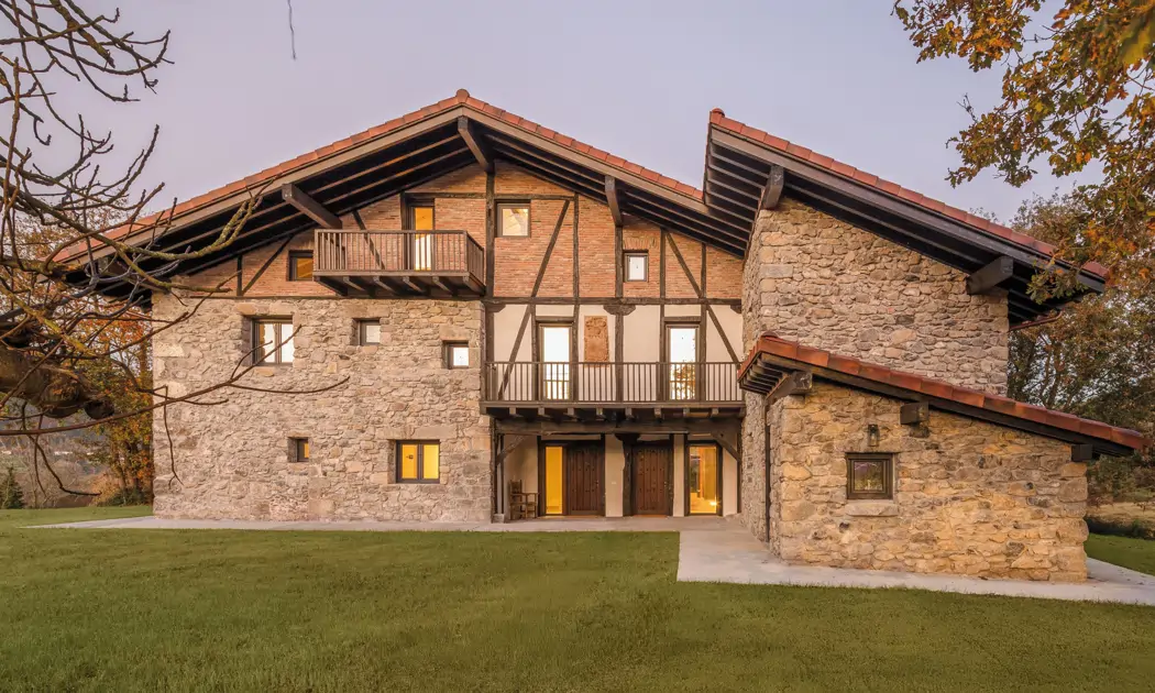 Este "baserri" en Vizcaya construido en 1574 se ha reformado en una casa de vacaciones para una pareja de 50 años
