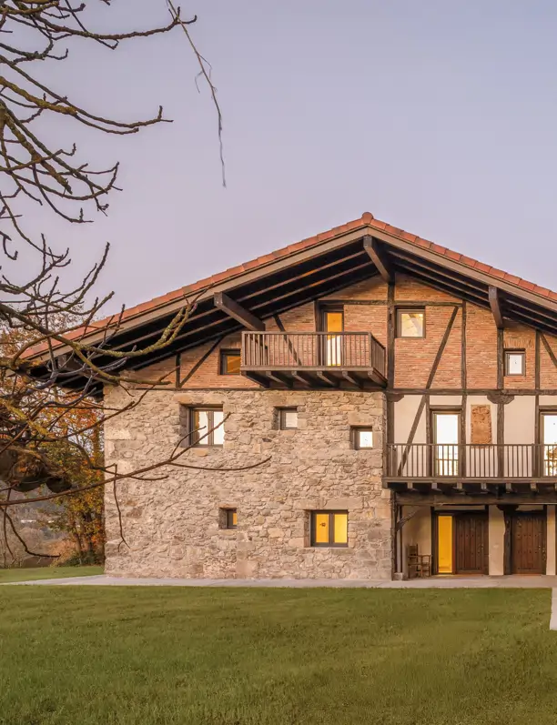 Este "baserri" en Vizcaya construido en 1574 se ha reformado en una casa de vacaciones para una pareja de 50 años