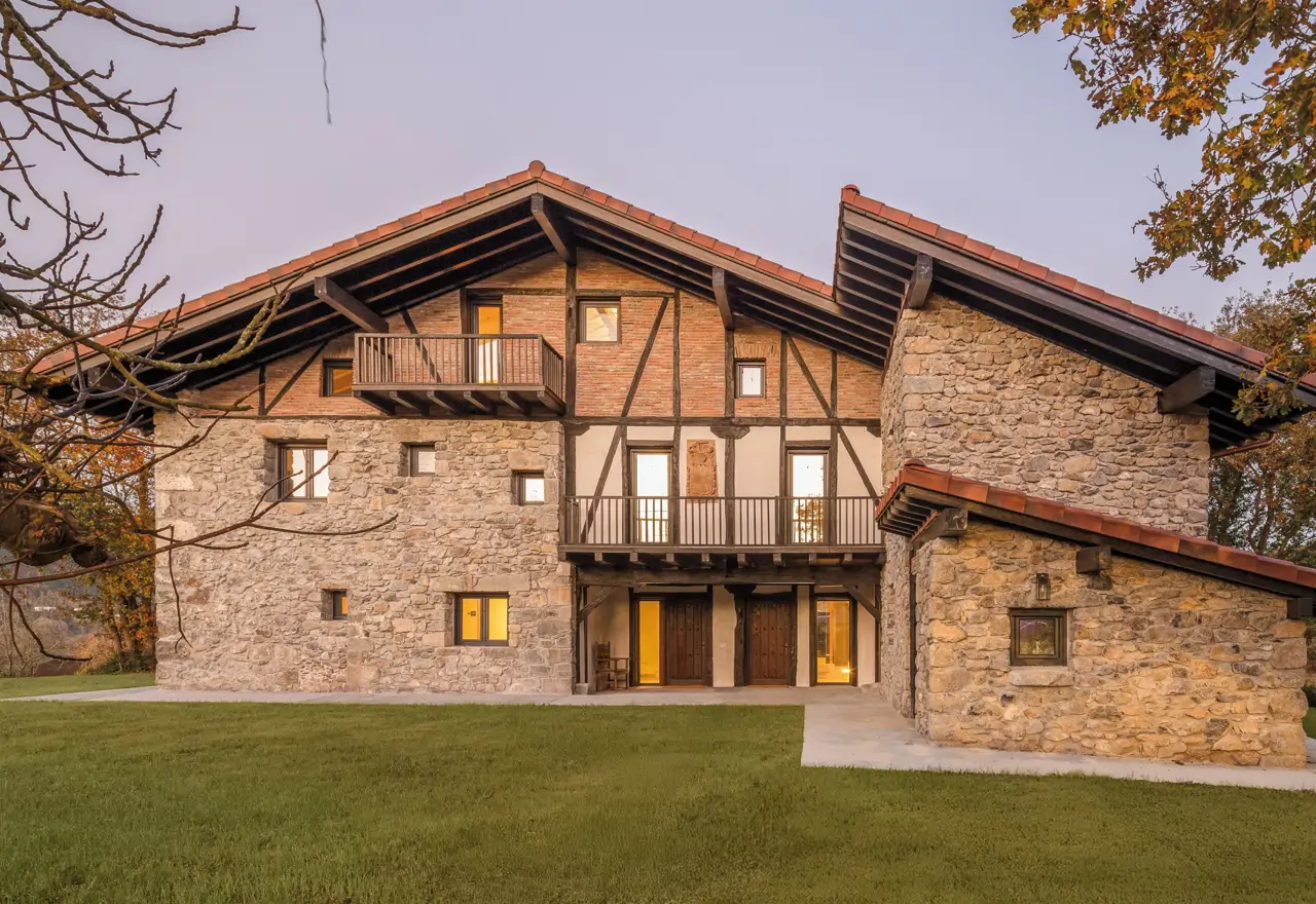 Este "baserri" en Vizcaya construido en 1574 se ha reformado en una casa de vacaciones para una pareja de 50 años