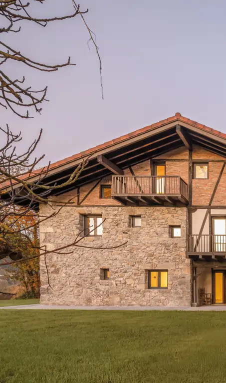 Este "baserri" en Vizcaya construido en 1574 se ha reformado en una casa de vacaciones para una pareja de 50 años