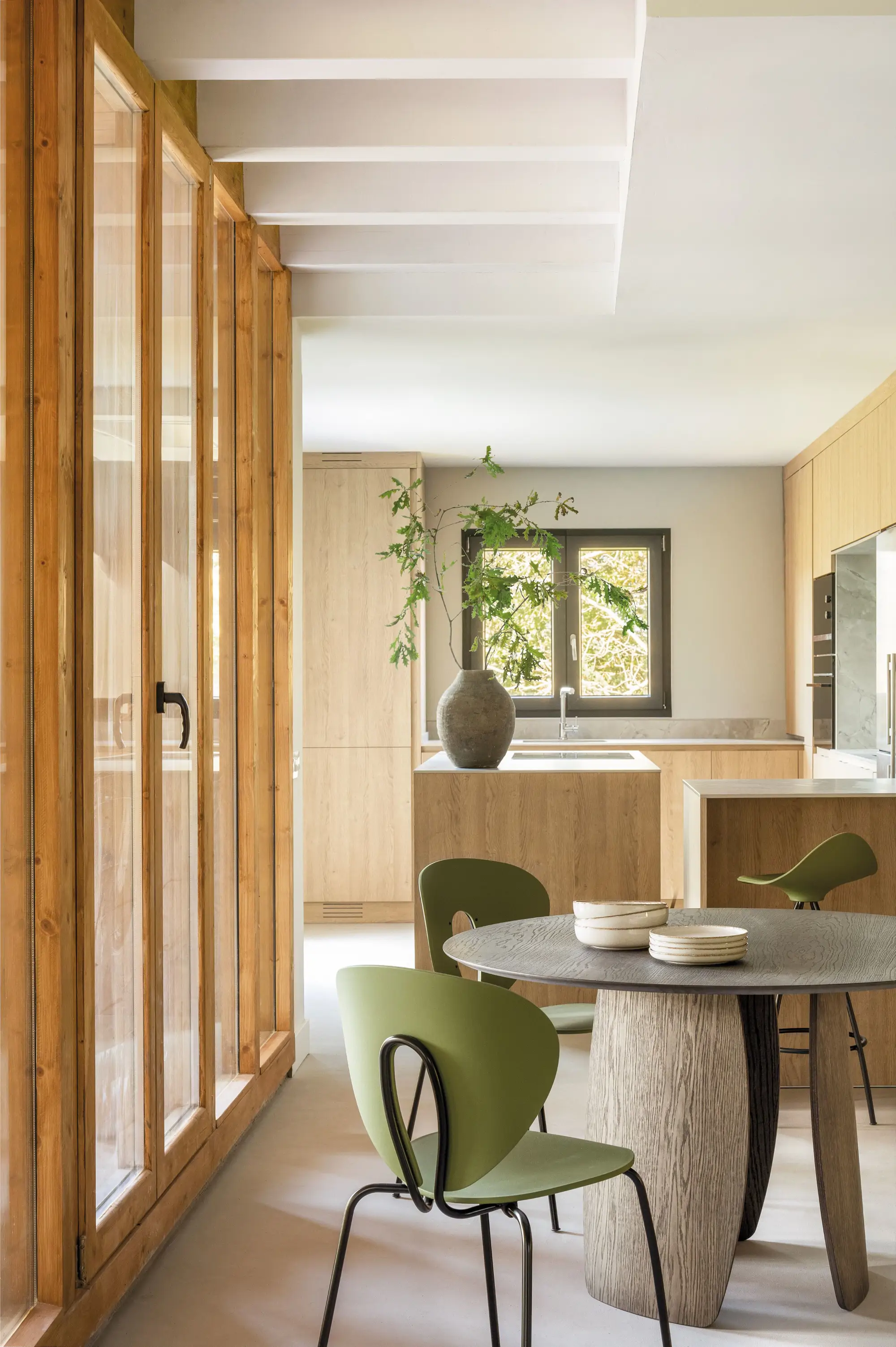 Cocina de madera con comedor