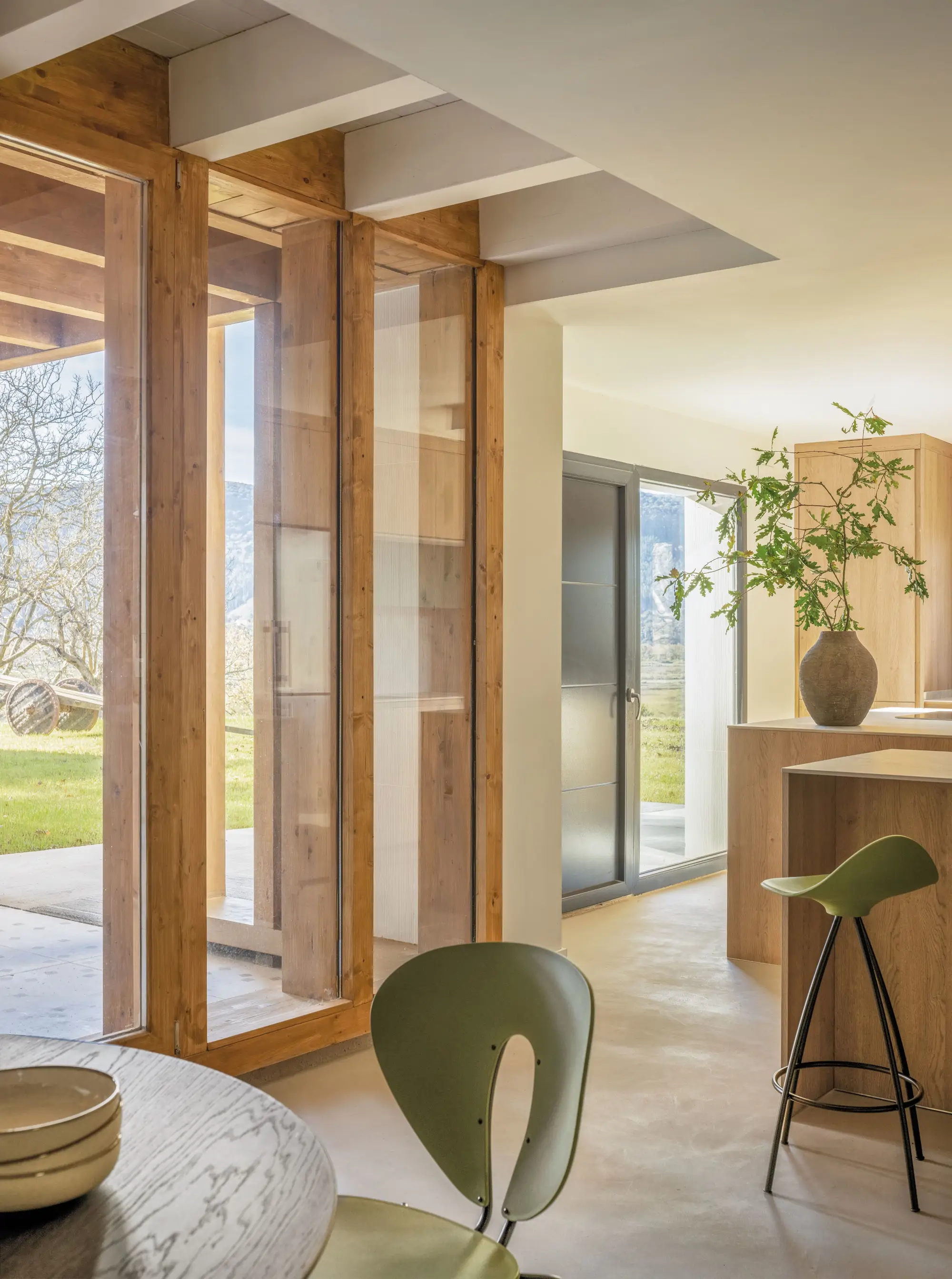 Cocina de madera con comedor