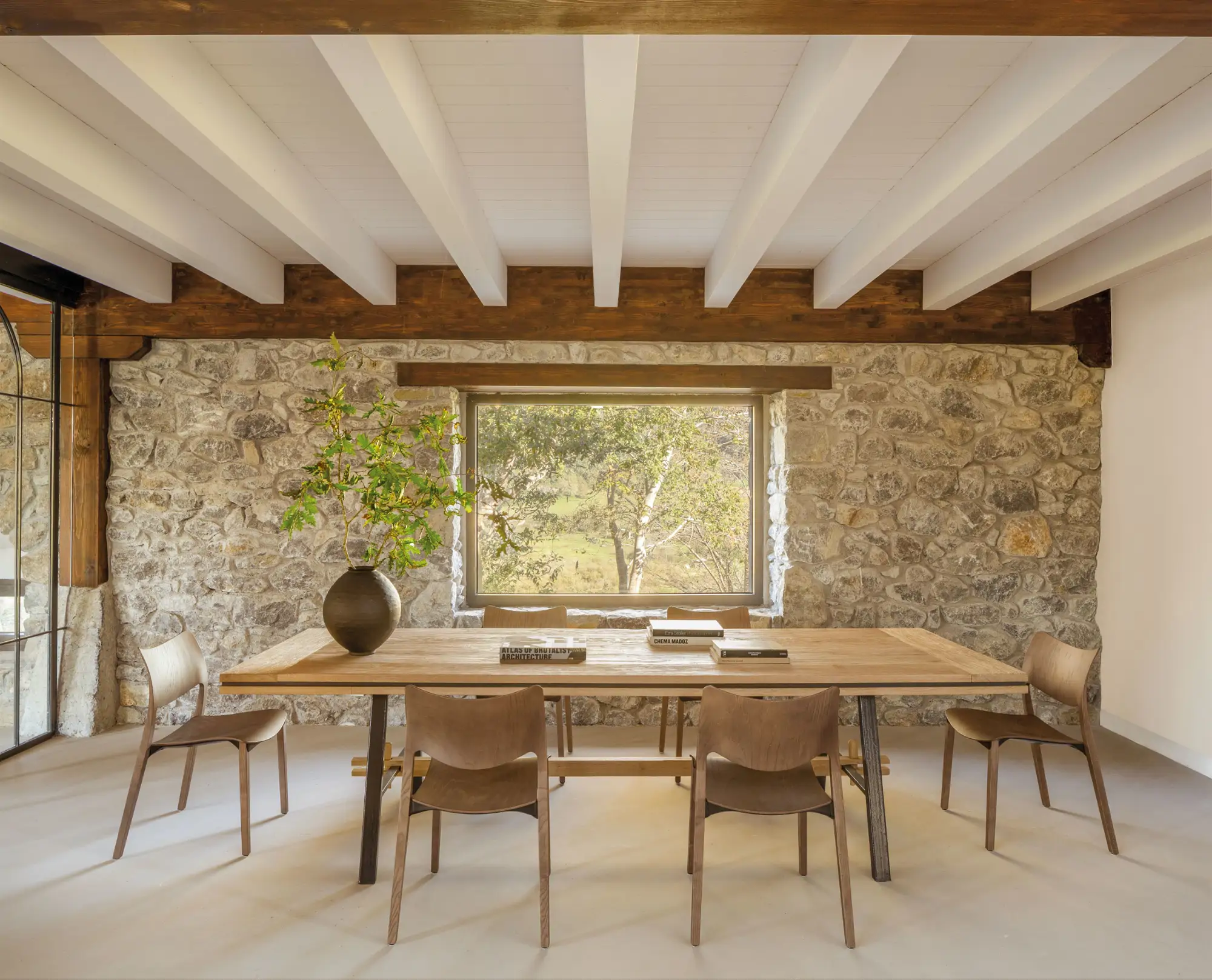 Comedor rústico y muebles de madera