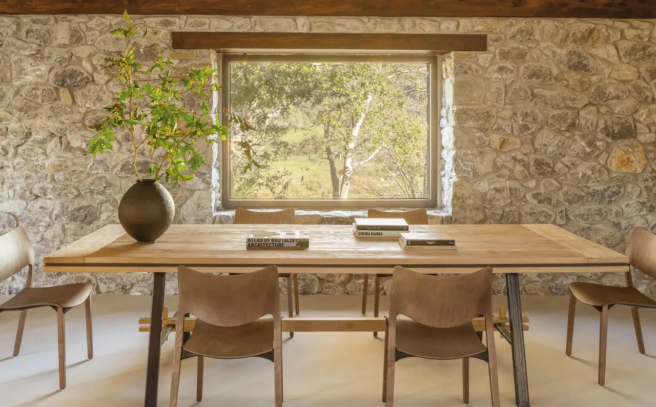 Comedor rústico y muebles de madera