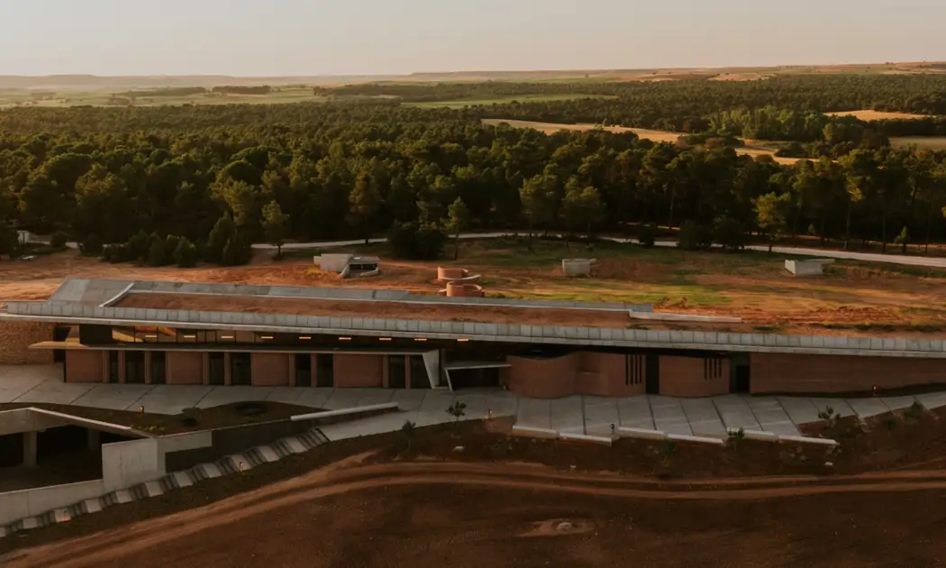 La arquitecta Carme Pinós firma el nuevo proyecto de bodegas LA HORRA en el corazón de la Ribera del Duero