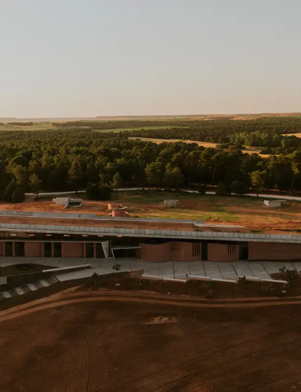 La arquitecta Carme Pinós firma el nuevo proyecto de bodegas LA HORRA en el corazón de la Ribera del Duero