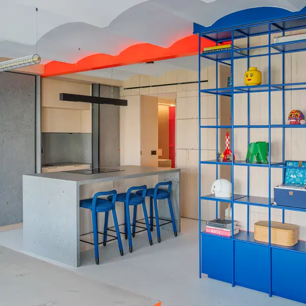 Este loft en Valencia se construyó en 1978 inspirado en Nueva York: "Diseñado en U para engañar al visitante y simular un espacio abierto"