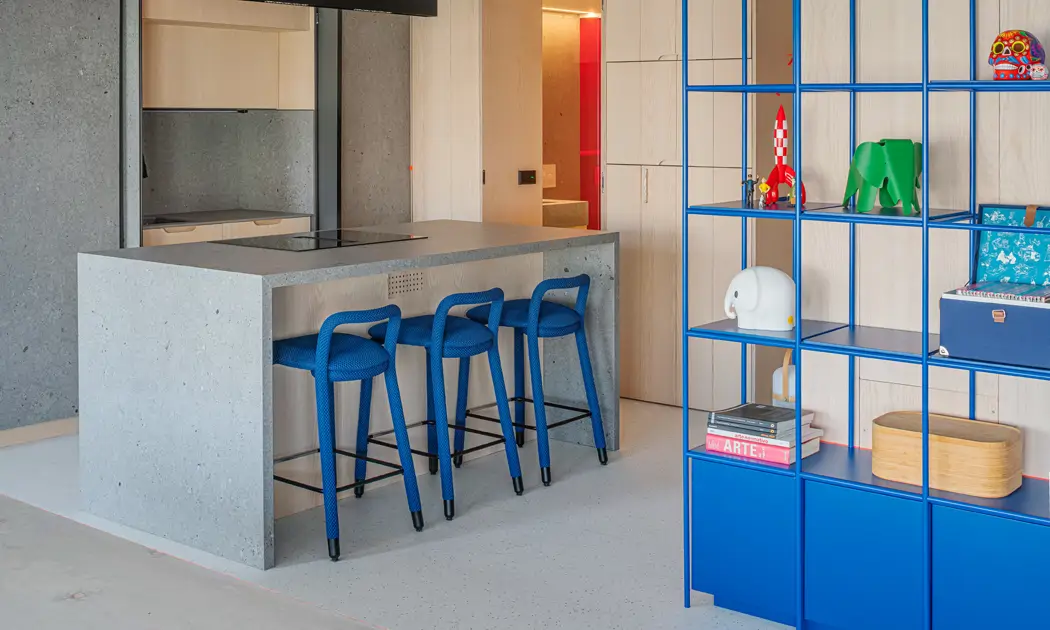 Este loft en Valencia se construyó en 1978 inspirado en Nueva York: "Diseñado en U para engañar al visitante y simular un espacio abierto"