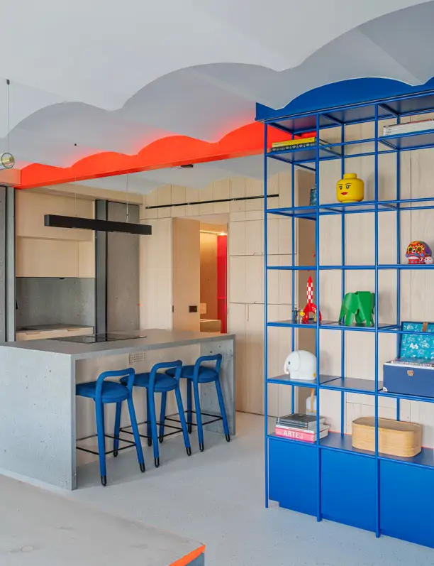 Este loft en Valencia se construyó en 1978 inspirado en Nueva York: "Diseñado en U para engañar al visitante y simular un espacio abierto"