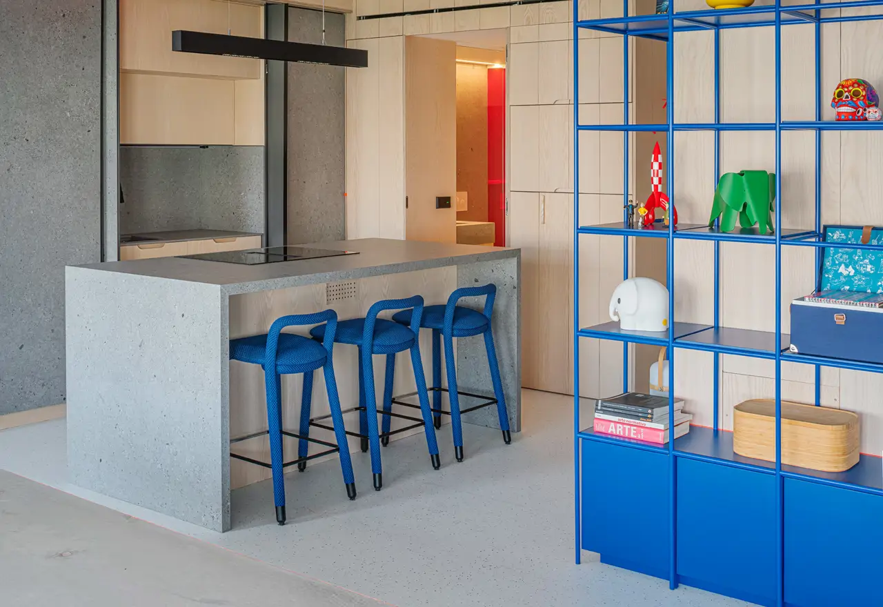 Este loft en Valencia se construyó en 1978 inspirado en Nueva York: "Diseñado en U para engañar al visitante y simular un espacio abierto"