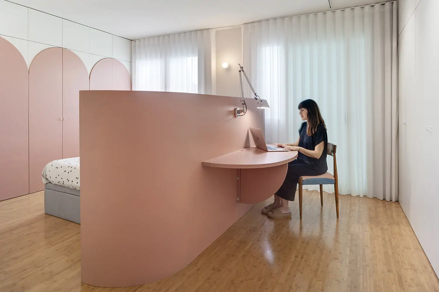 Dormitorio con espacio de trabajo