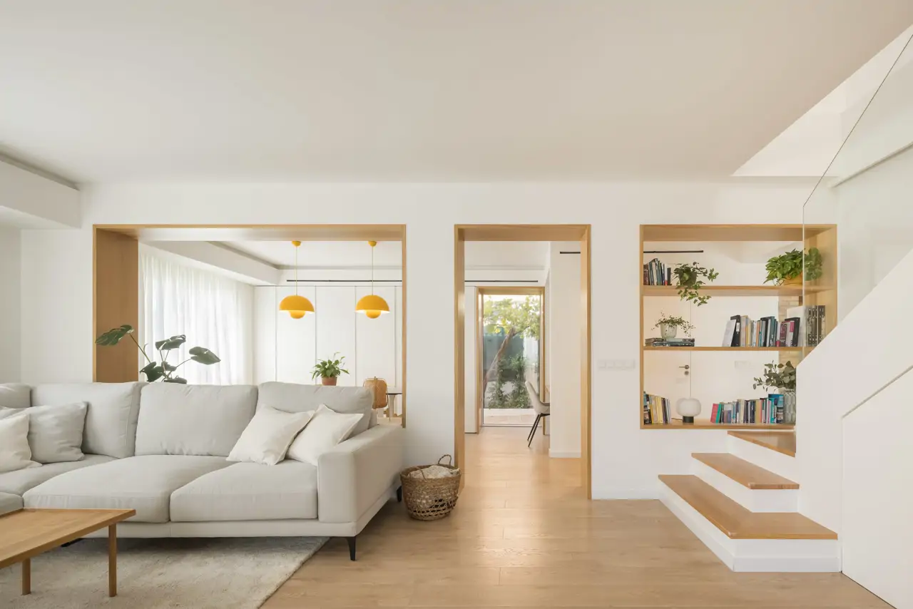 En esta vivienda, al deshacerse de tabiques, todos los espacios de la planta baja se relacionan mejor. Proyecto: Estudio Nodopía