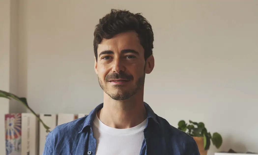 Manu Bauzá, interiorista: "En mi casa tengo plumas de pavo real que mi abuela ponía detrás de la televisión"