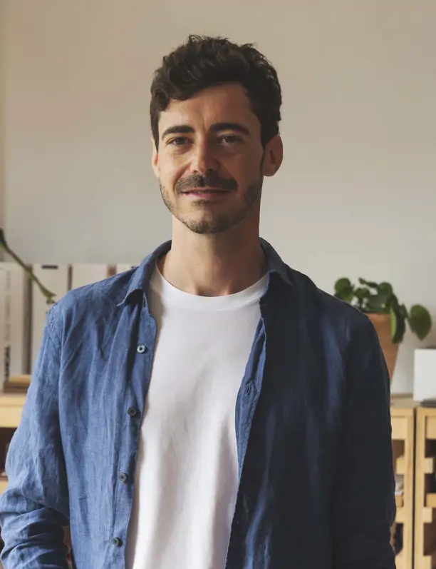 Manu Bauzá, interiorista: "En mi casa tengo plumas de pavo real que mi abuela ponía detrás de la televisión"