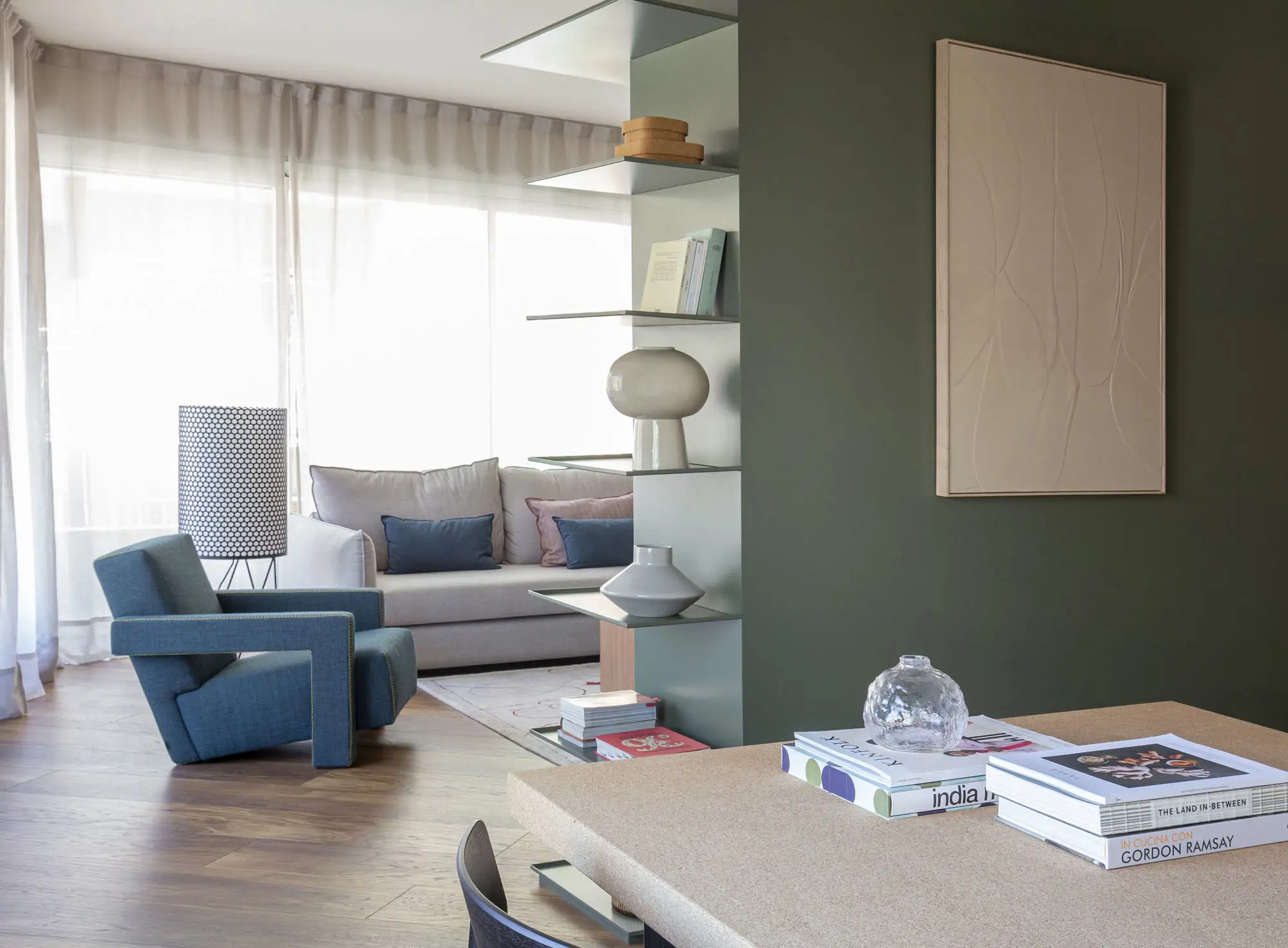 Salón con pared verde