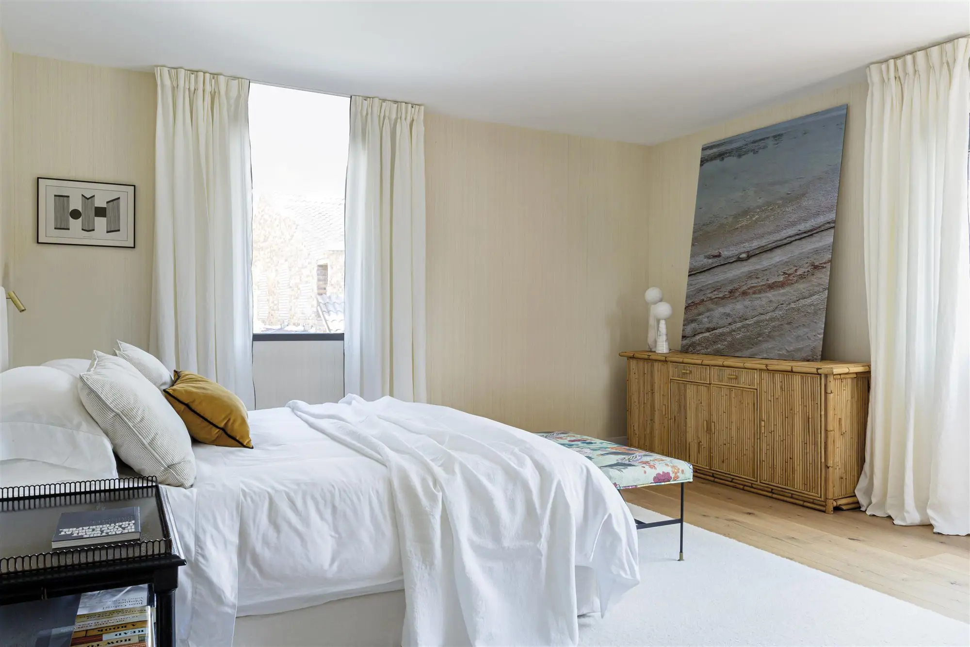 Unas sábanas blancas de algodón refrescarán la decoración del dormitorio en verano