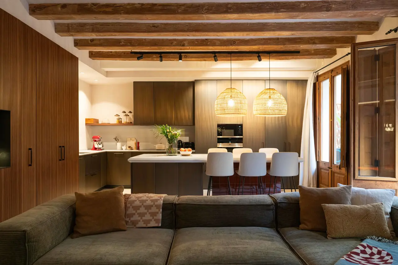 Cocina con isla abierta al salón 